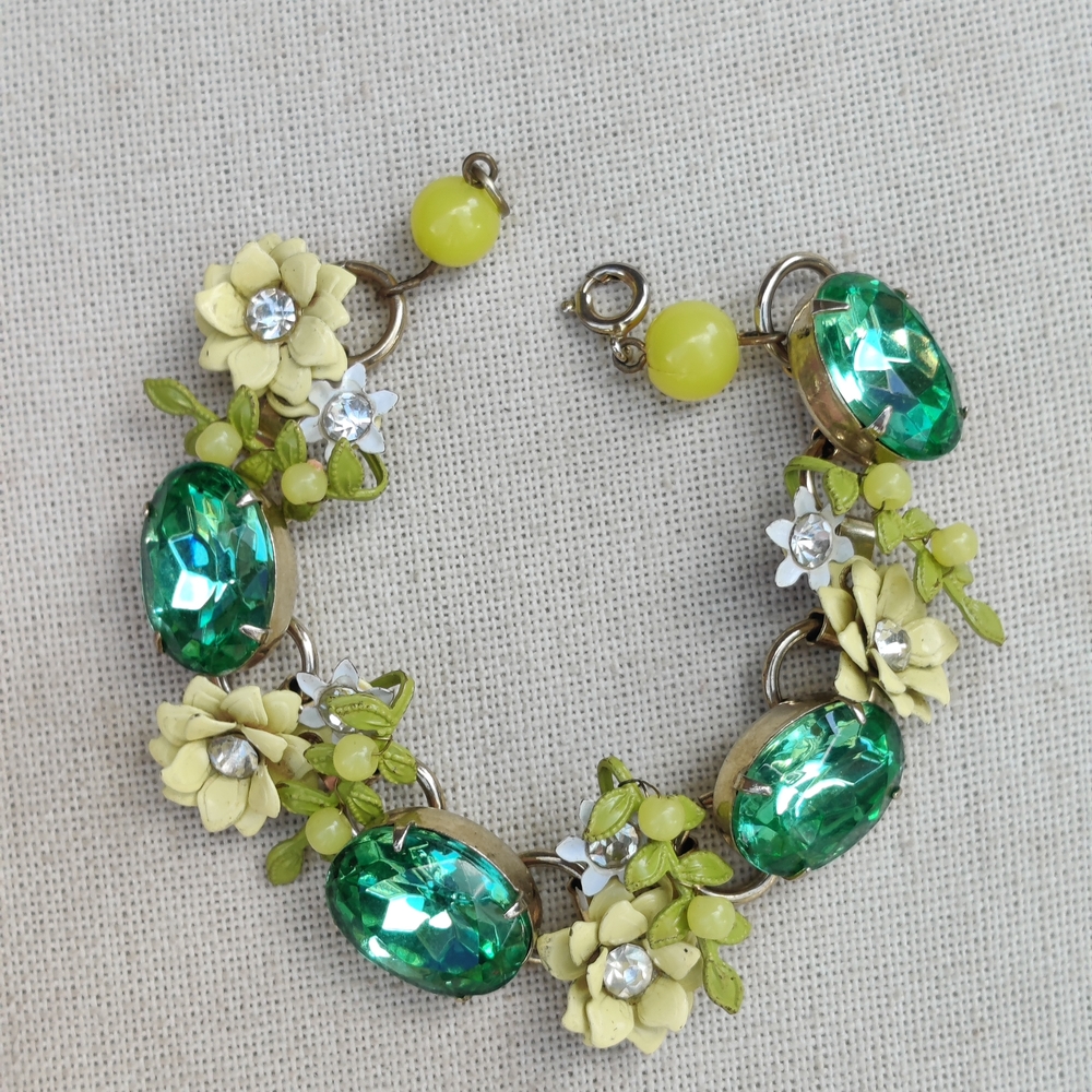 đź’ĄBOGOđź’Ą Vintage Lisner Green and Yellow Floral Bracelet - Picture 3 of 8